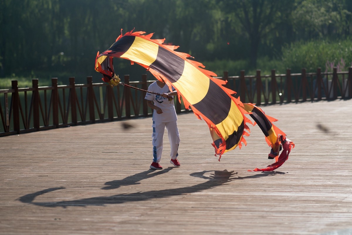 手舞彩带映晨光（2）