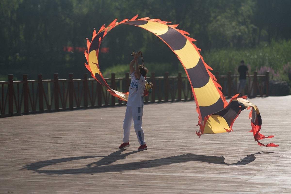 手舞彩带映晨光（2）