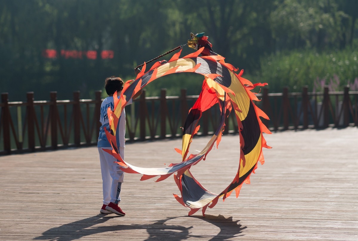 手舞彩带映晨光（2）