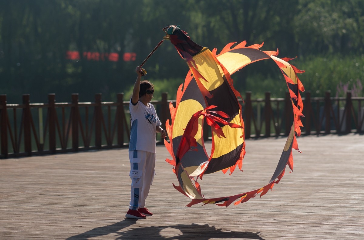 手舞彩带映晨光（2）