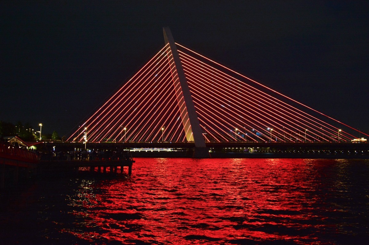 西安网红打卡地---后海彩虹桥