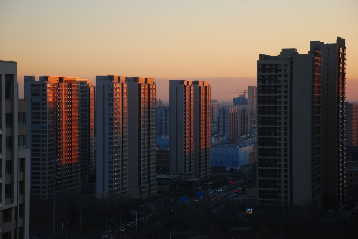 陽光の初照ビルは真っ赤だ