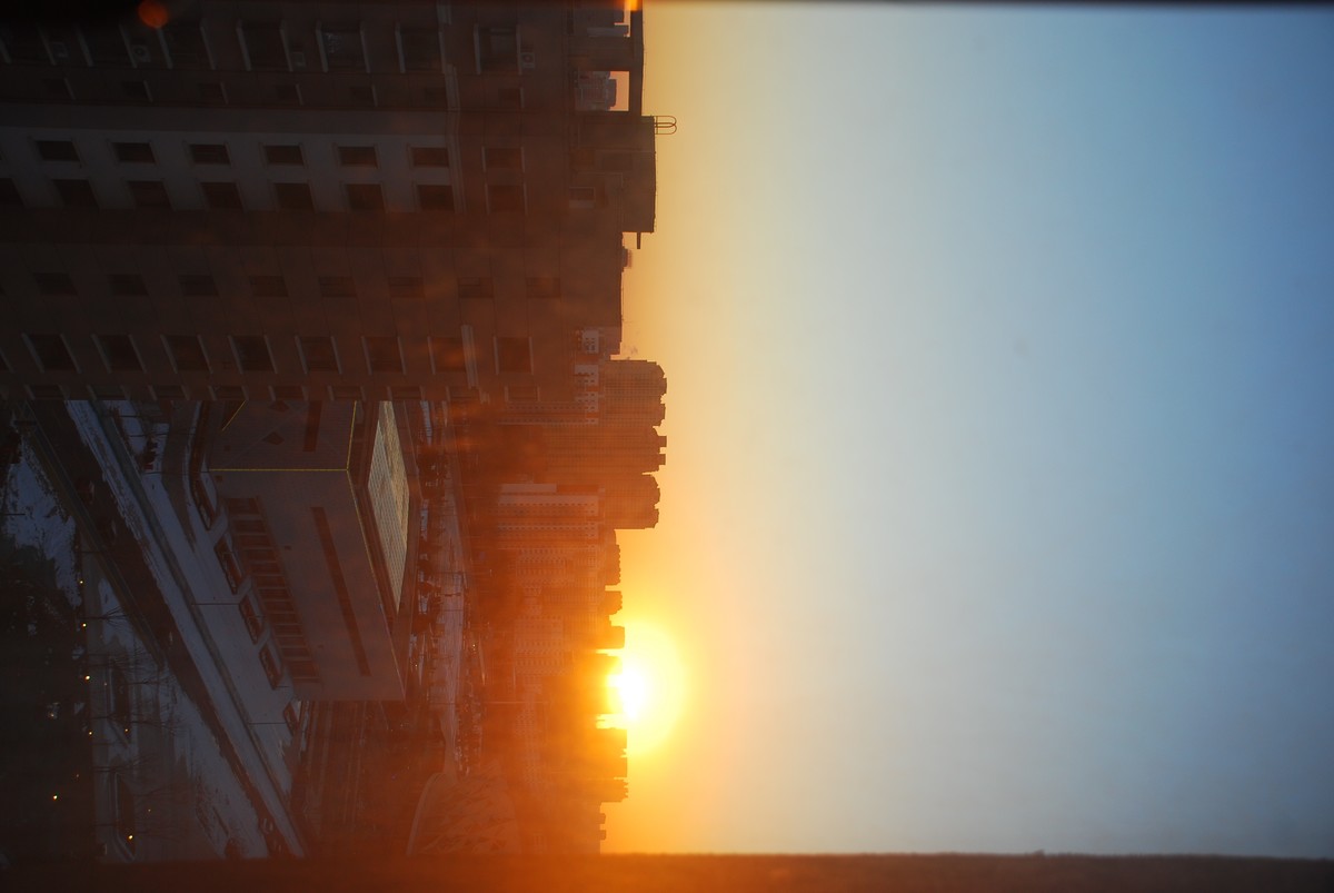 陽光の初照ビルは真っ赤だ