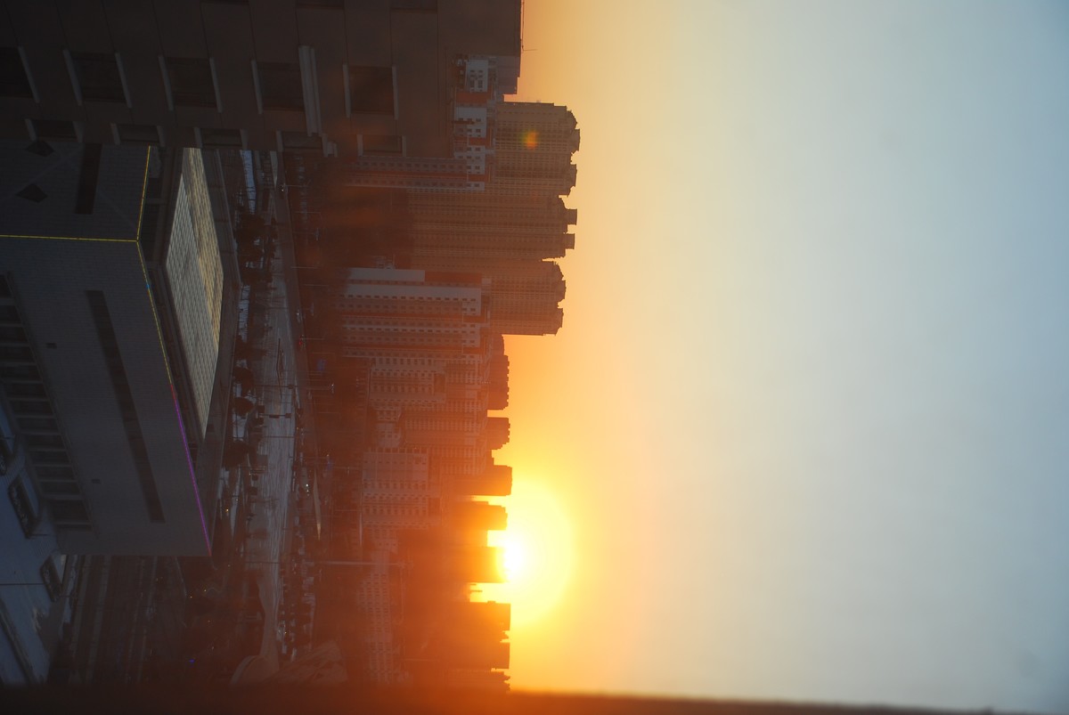 陽光の初照ビルは真っ赤だ