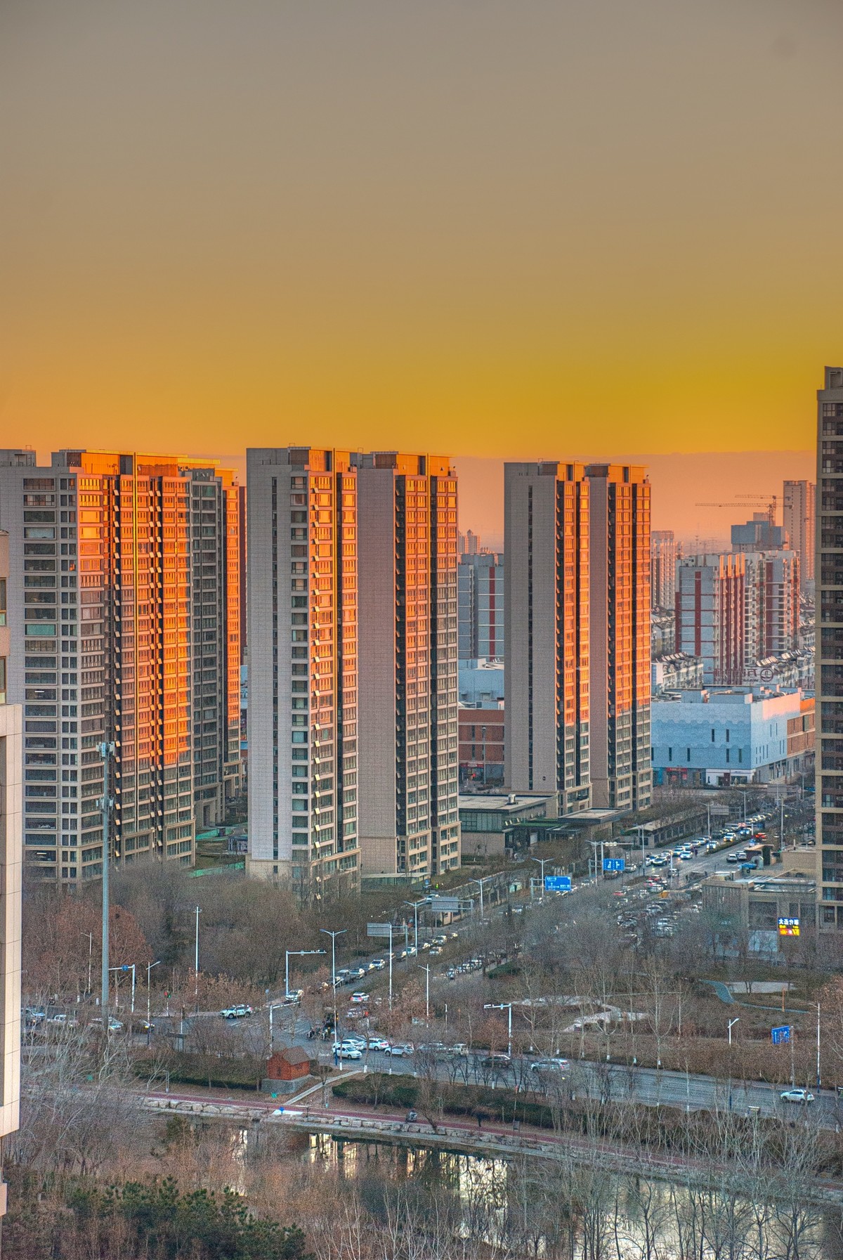 陽光の初照ビルは真っ赤だ