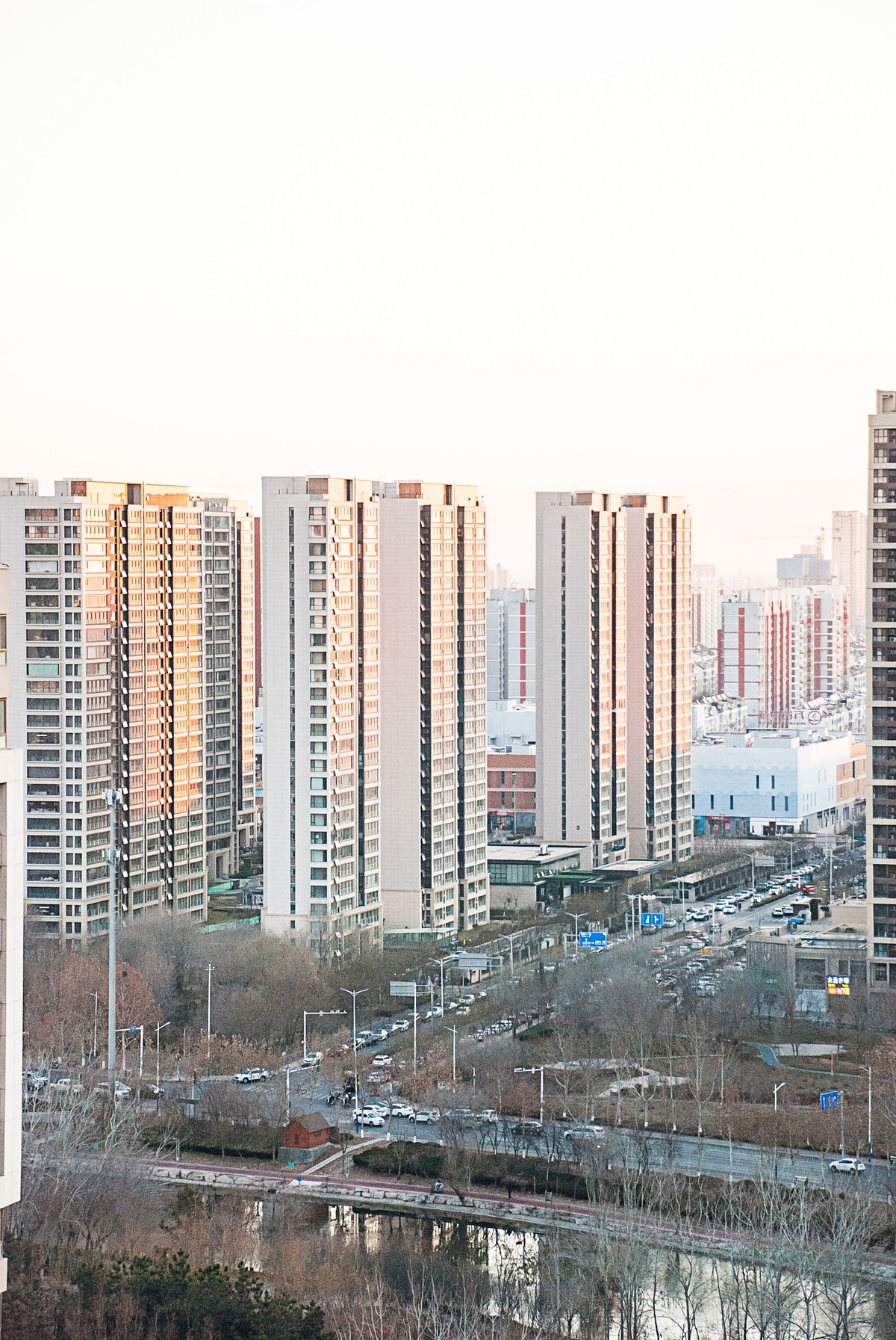 陽光の初照ビルは真っ赤だ