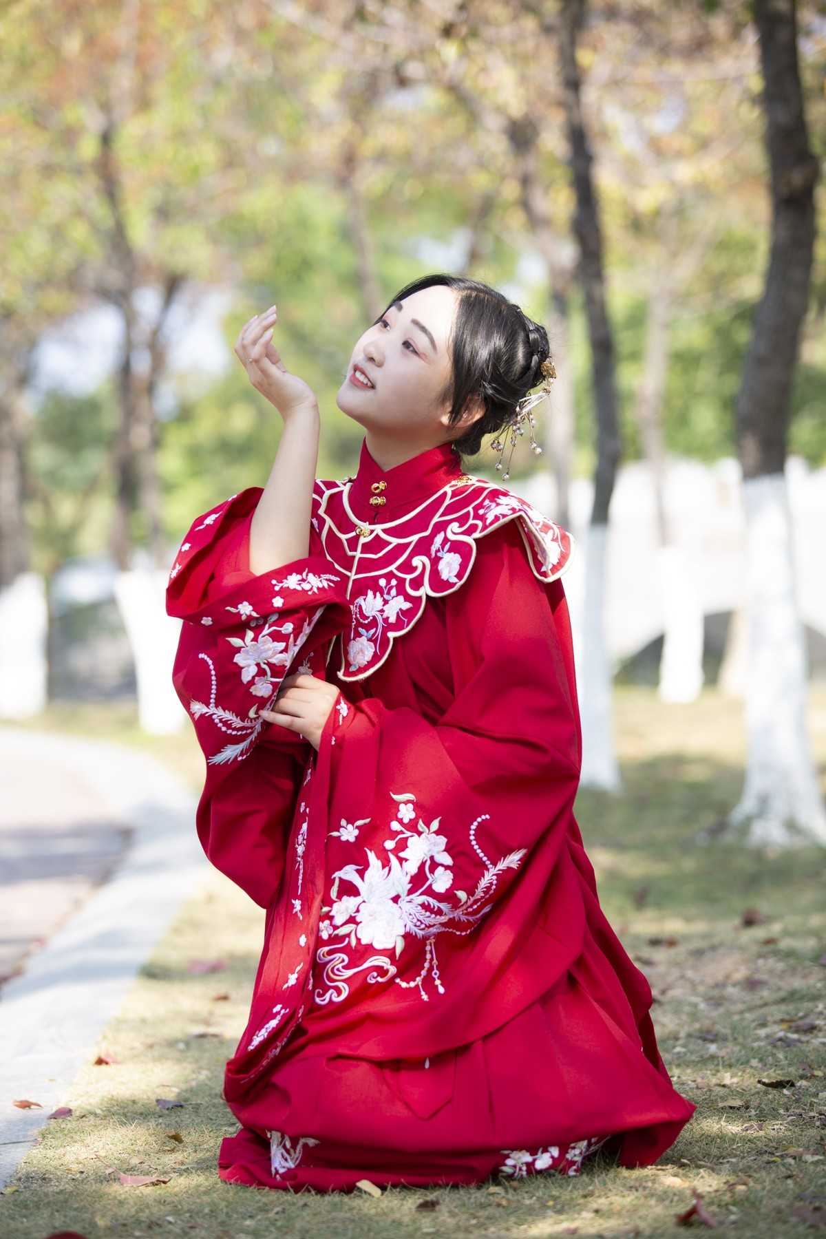 红袍女子