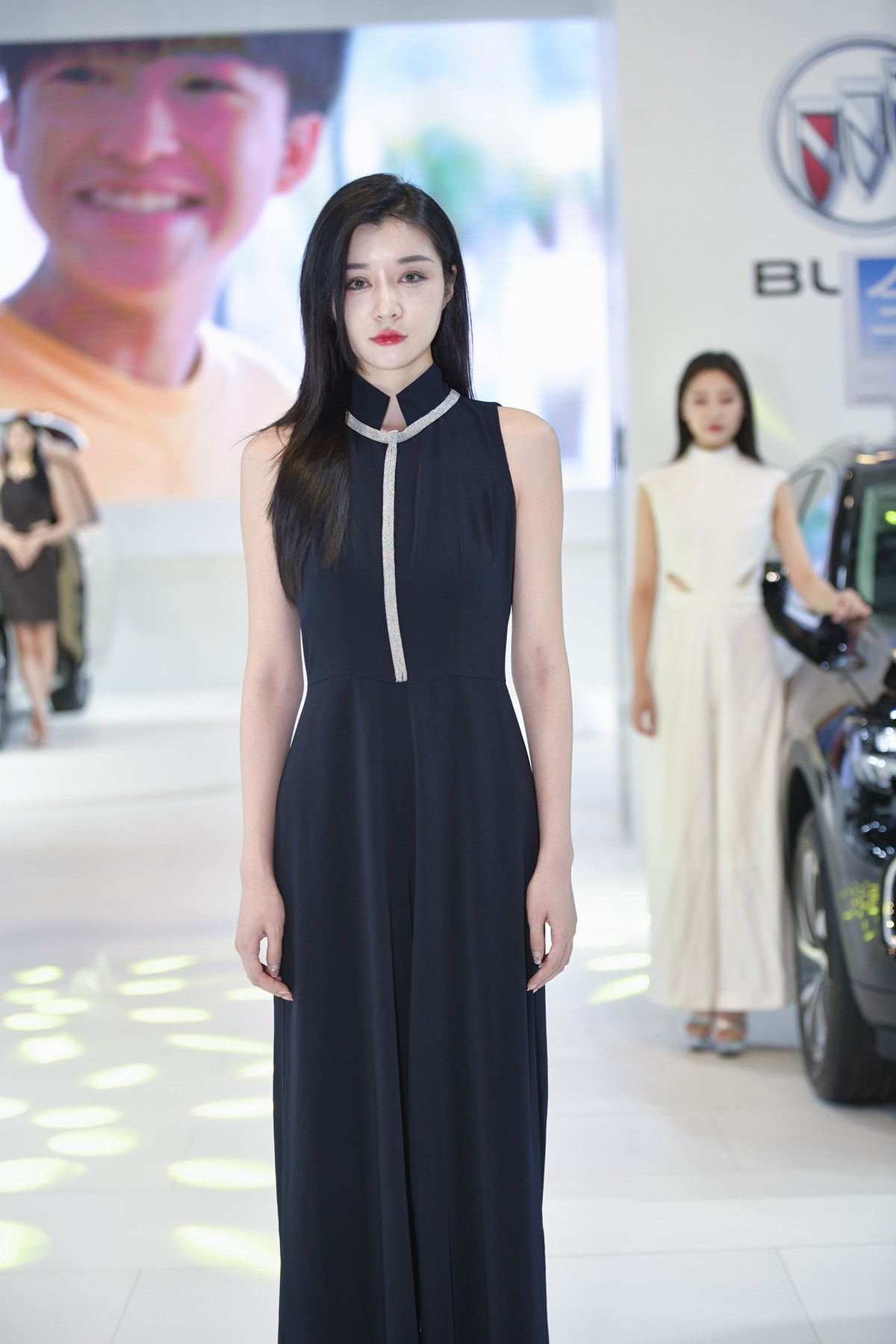 非常文静的车模