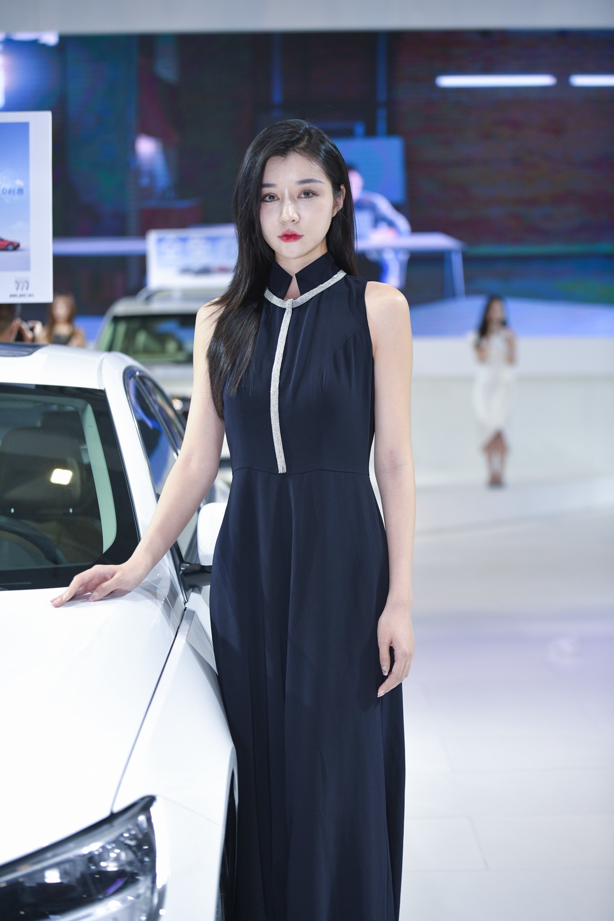 非常文静的车模