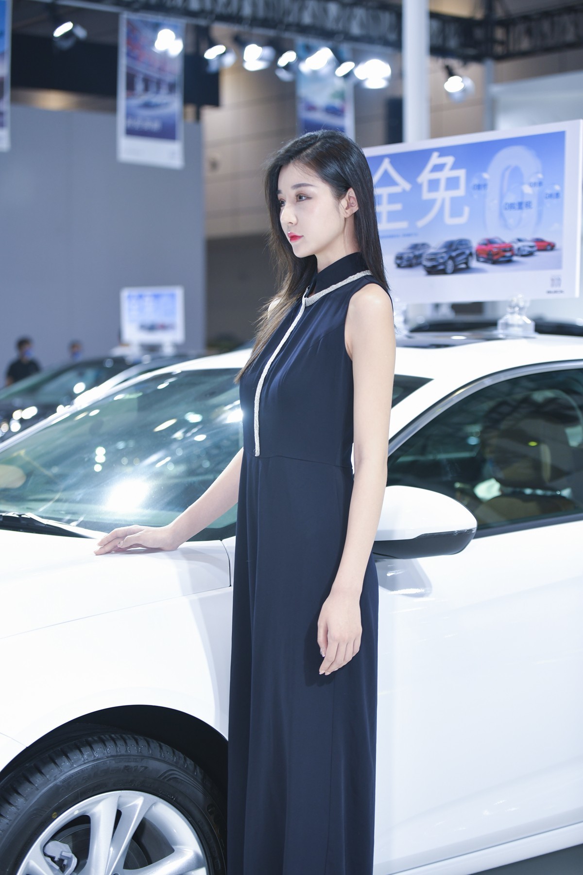 非常文静的车模