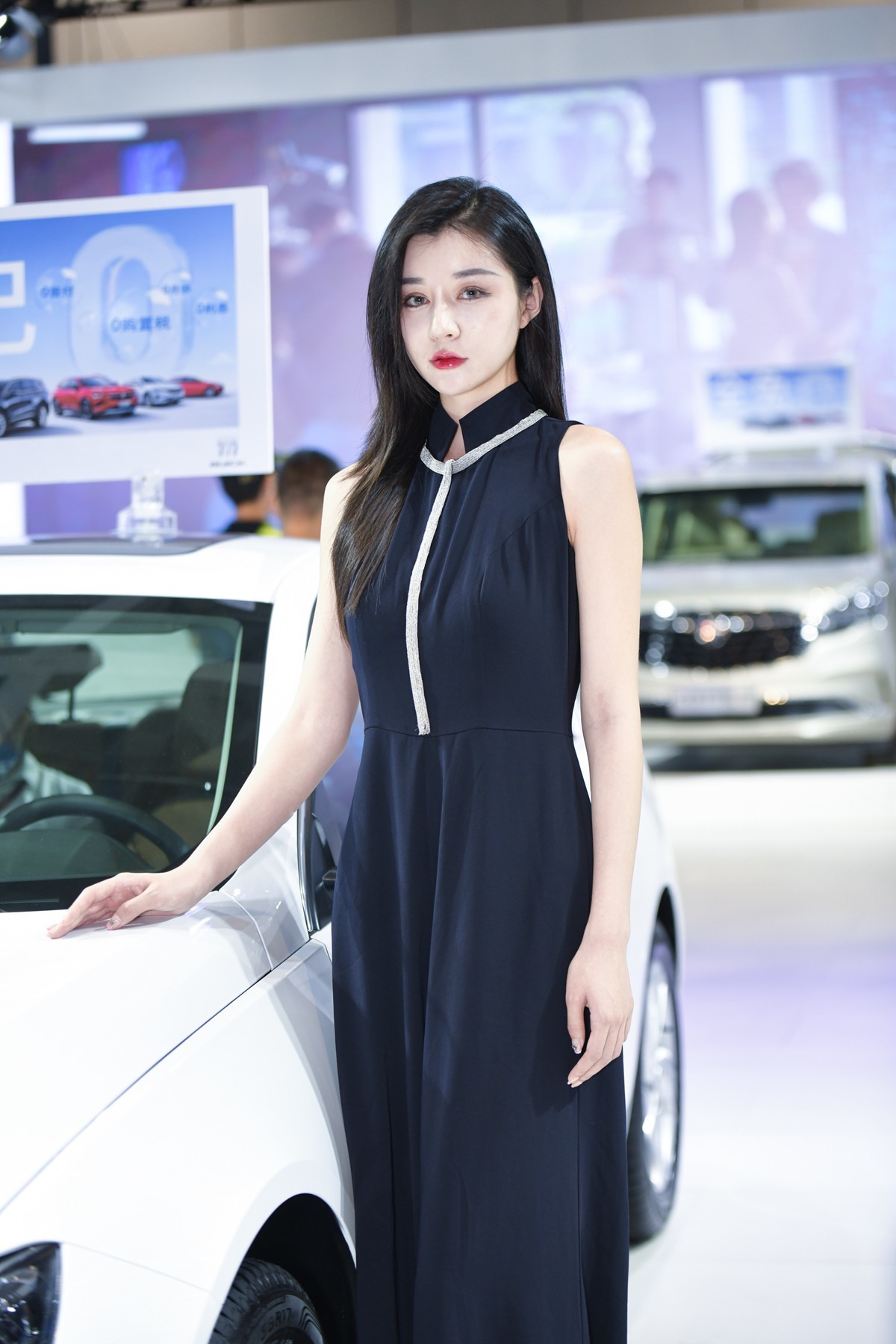 非常文静的车模