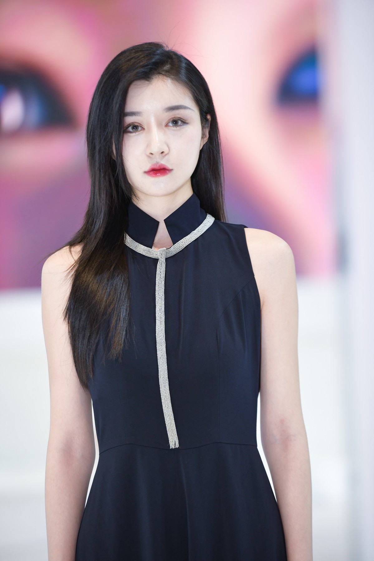 非常文静的车模