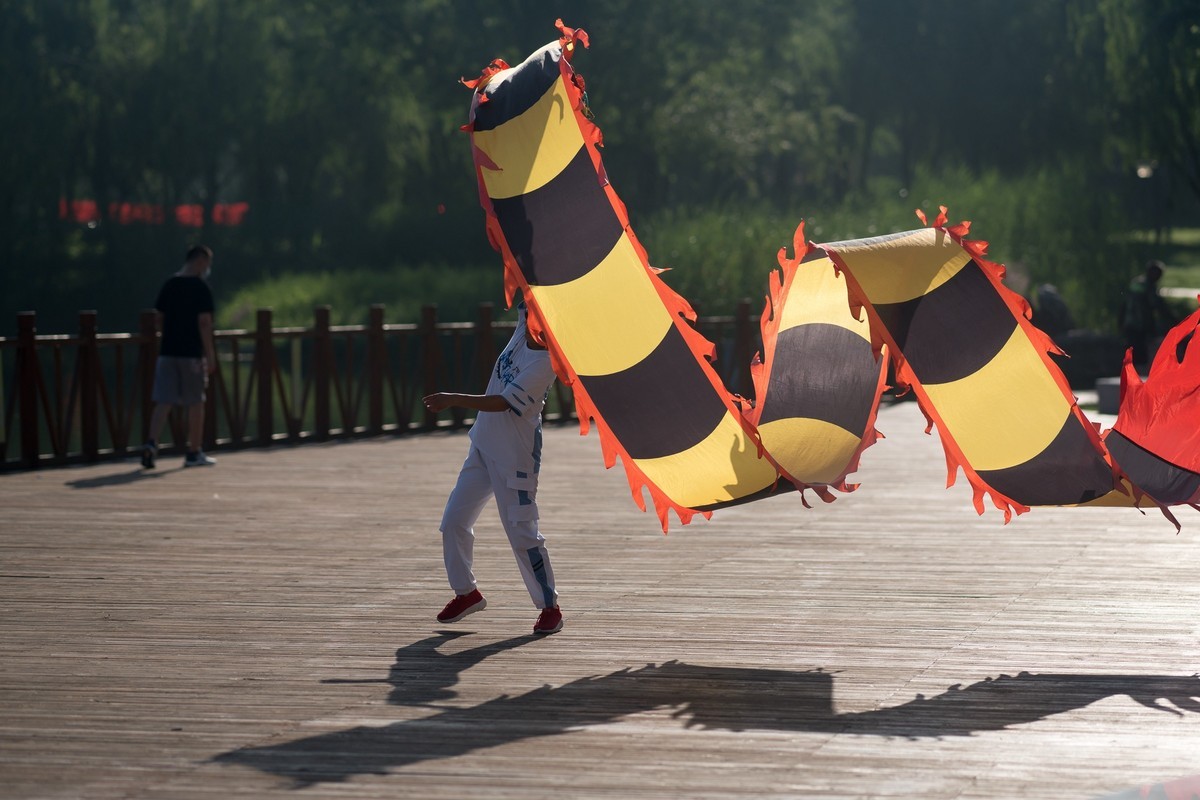 手舞彩带映晨光（2）