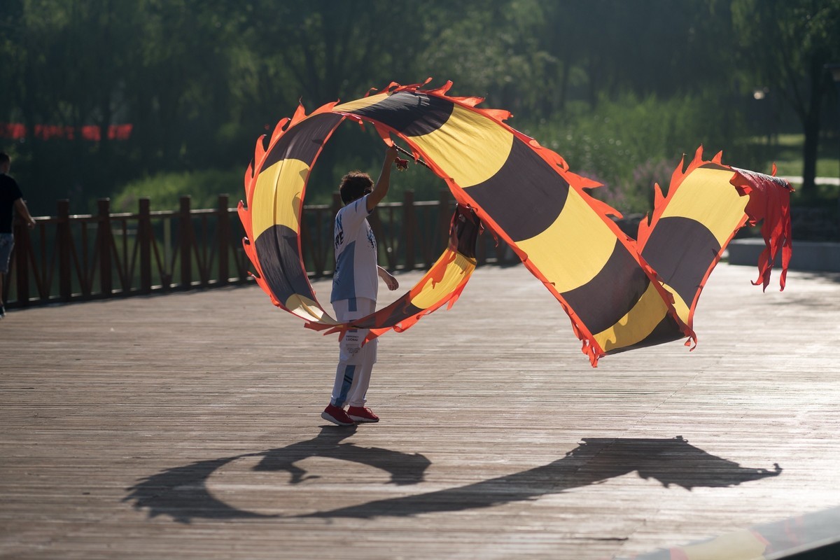 手舞彩带映晨光（2）