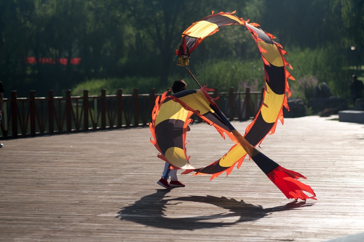 手舞彩带映晨光（2）