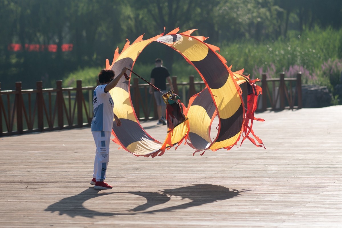 手舞彩带映晨光（2）