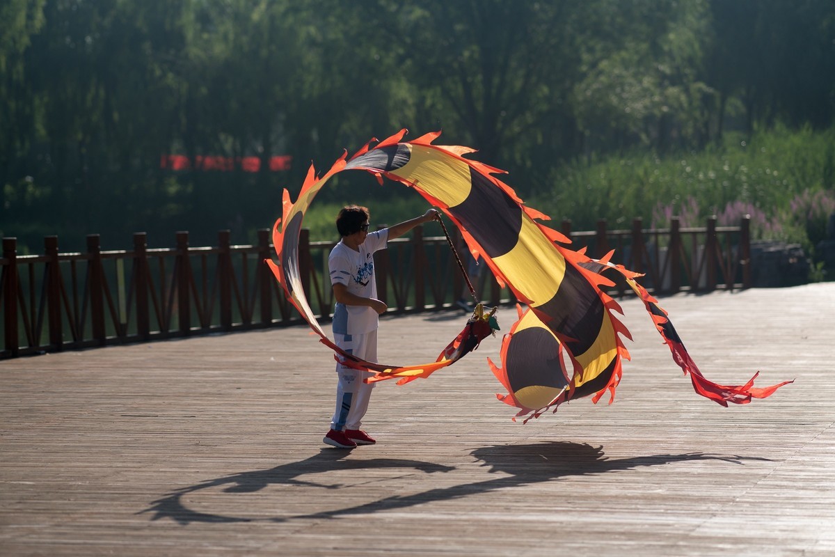 手舞彩带映晨光（2）