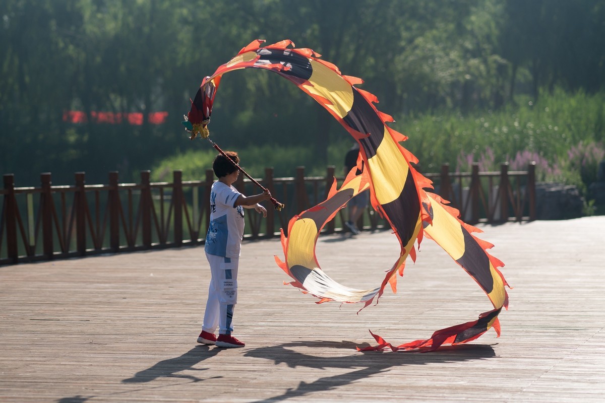 手舞彩带映晨光（2）