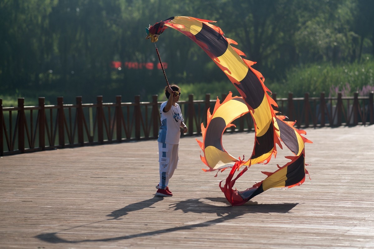 手舞彩带映晨光（2）