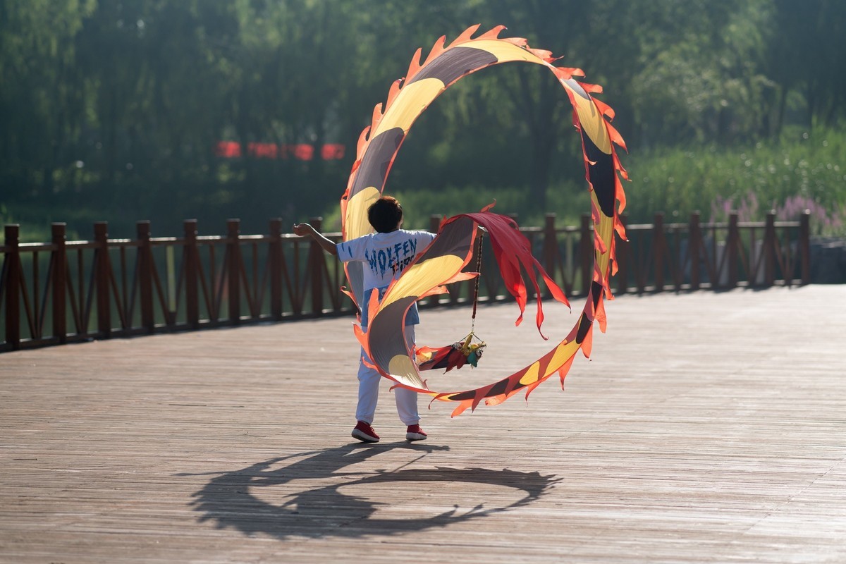 手舞彩带映晨光（2）