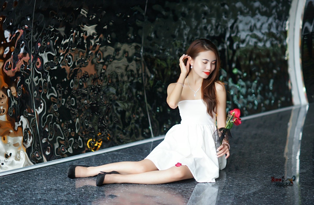 【时光隧道美女】---一臻