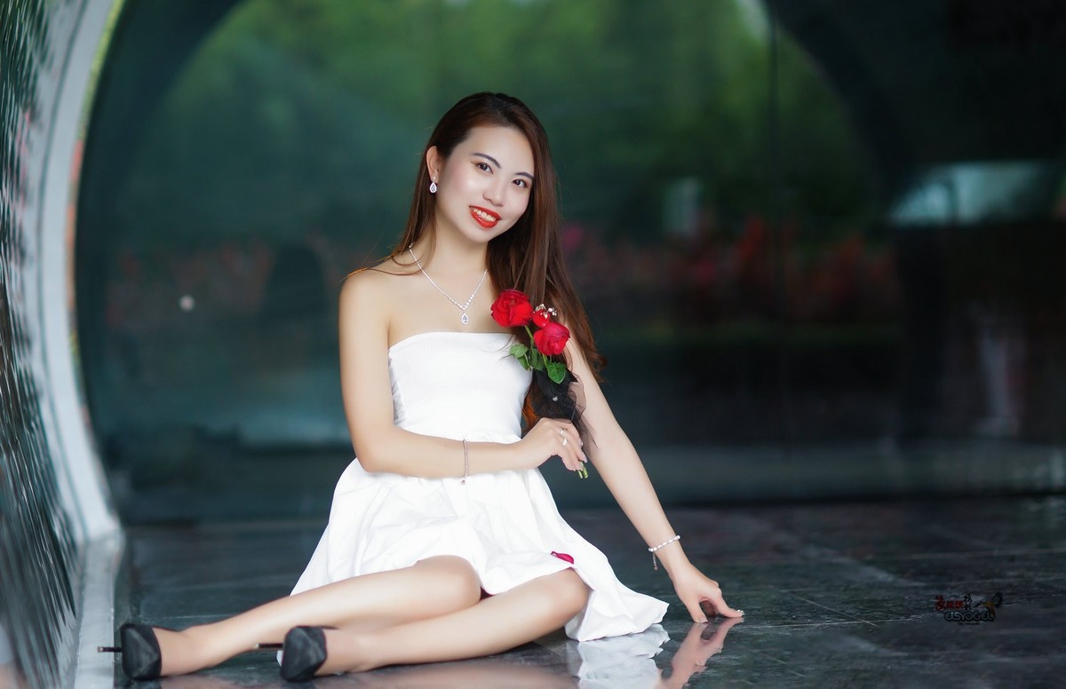 【时光隧道美女】---一臻