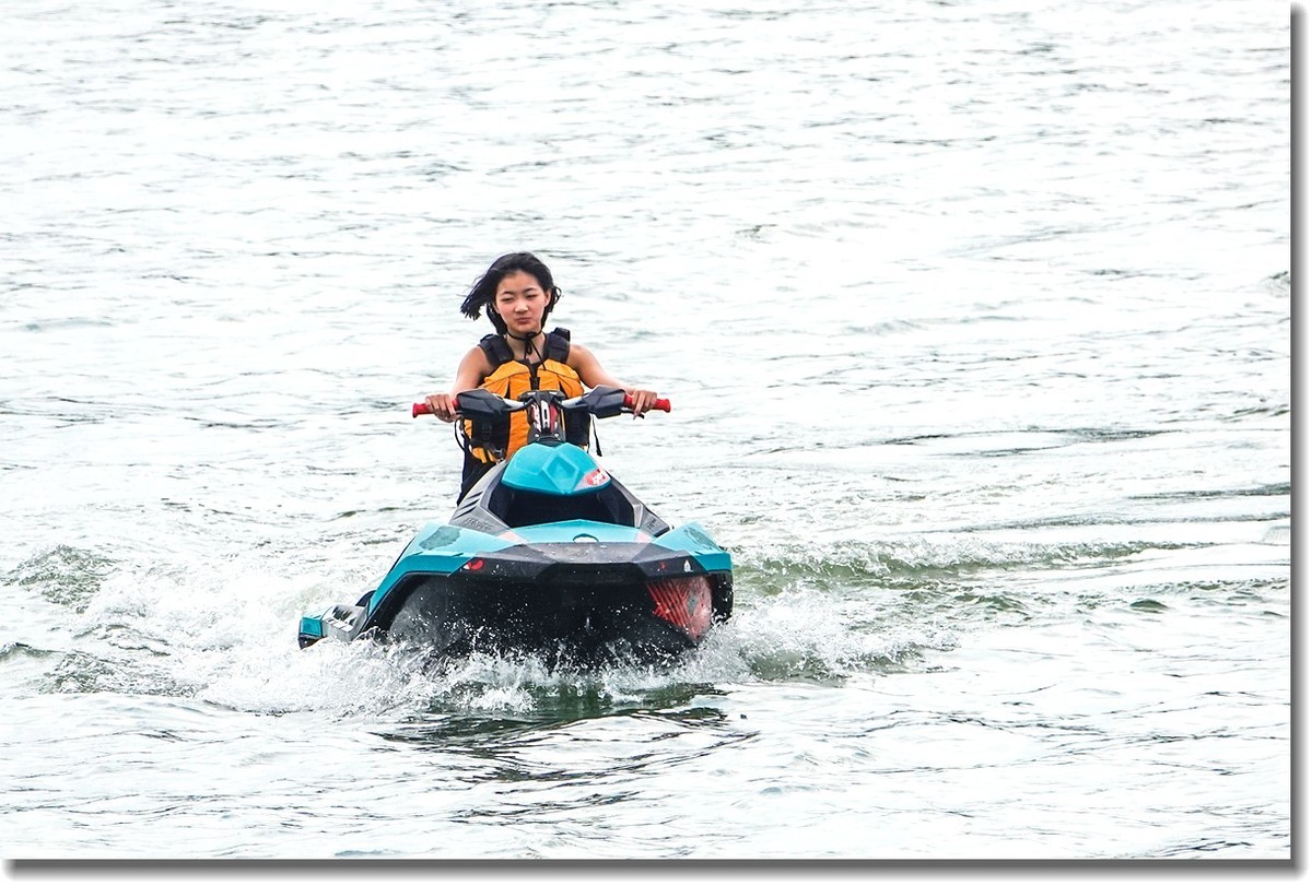 水上休闲运动--“摩托艇”