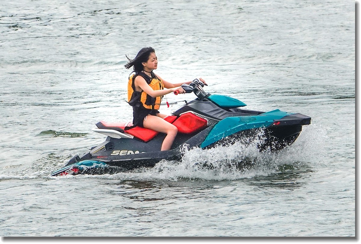 水上休闲运动--“摩托艇”