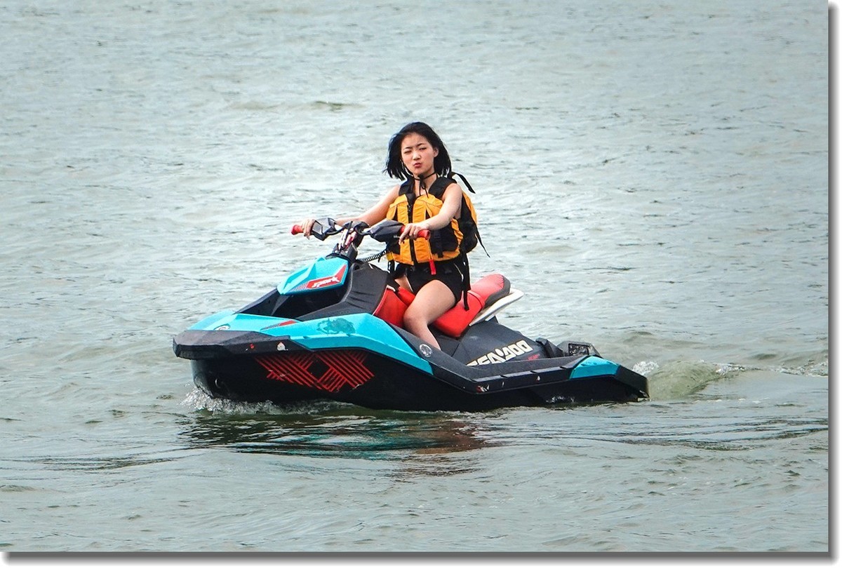 水上休闲运动--“摩托艇”