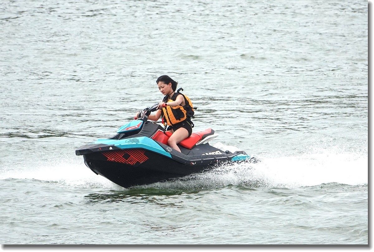 水上休闲运动--“摩托艇”