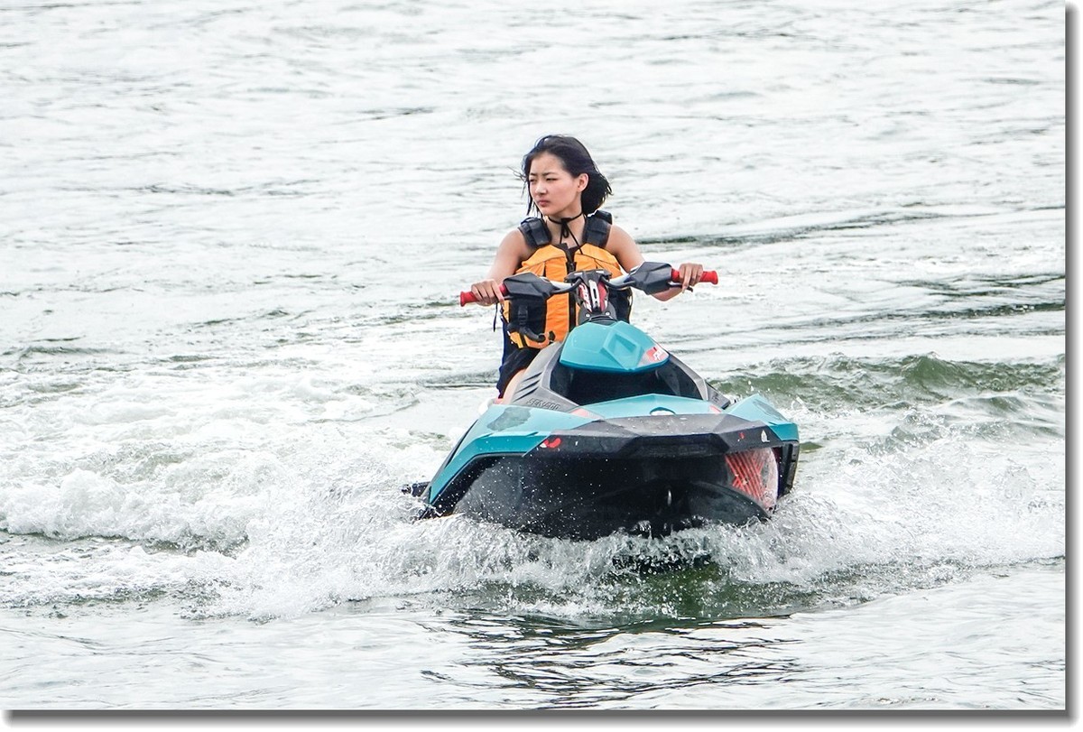 水上休闲运动--“摩托艇”