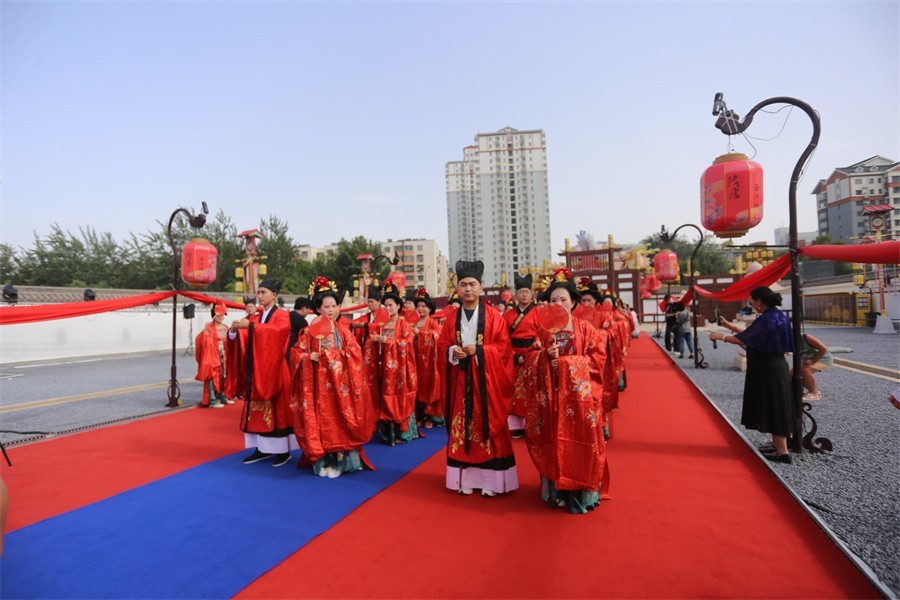 洛阳汉服婚礼与九州池演艺交相辉映