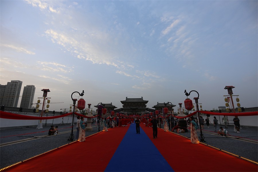 洛阳汉服婚礼与九州池演艺交相辉映