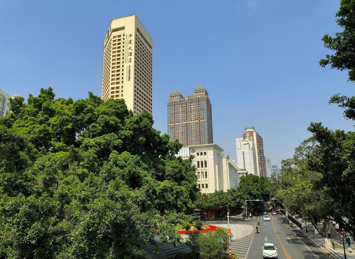 羊城海珠桥两边。