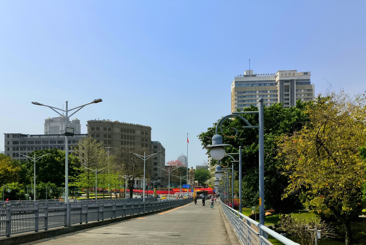 羊城海珠桥两边。