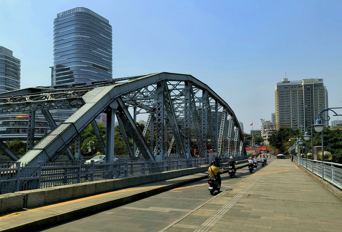 羊城海珠桥两边。