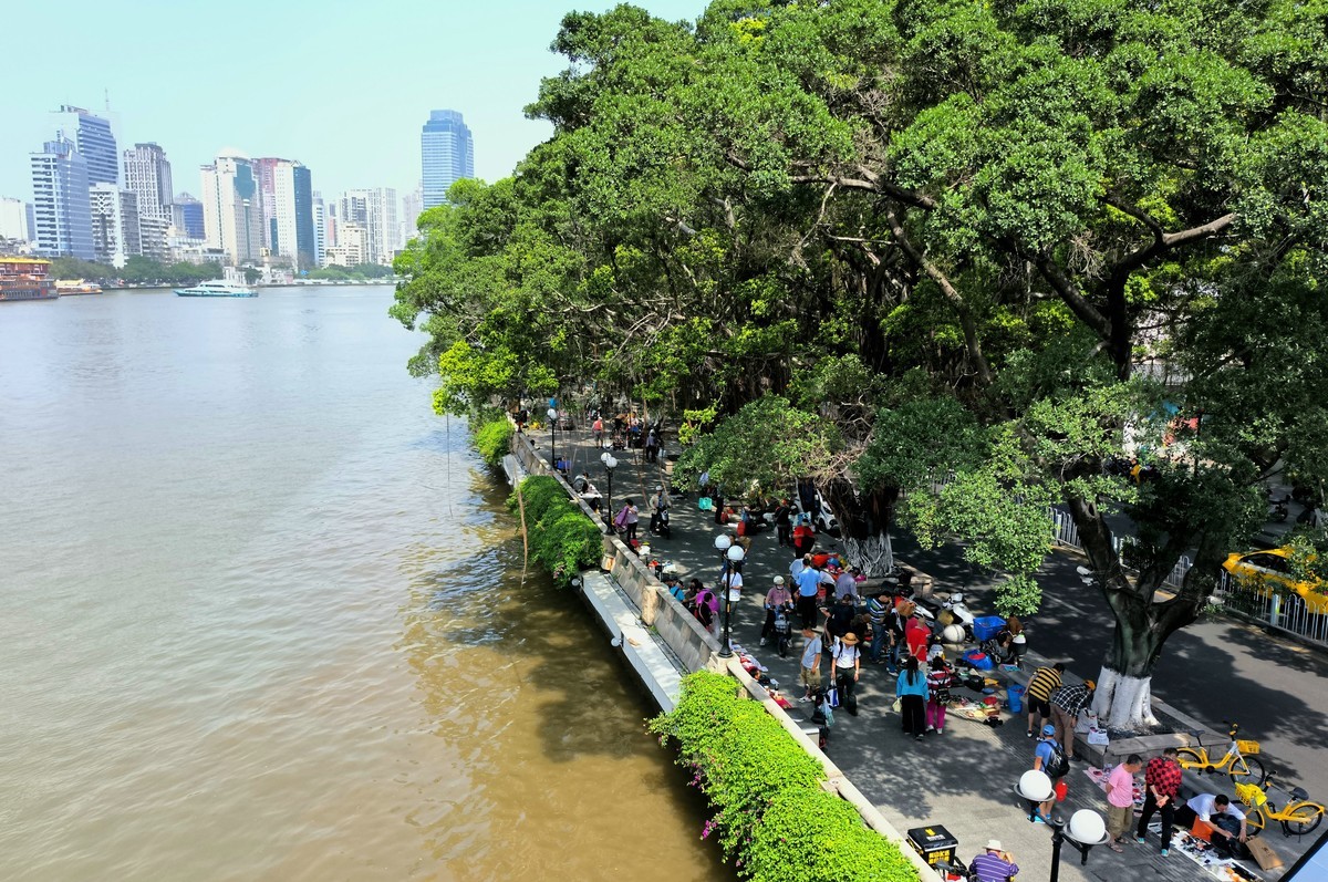 羊城海珠桥两边。