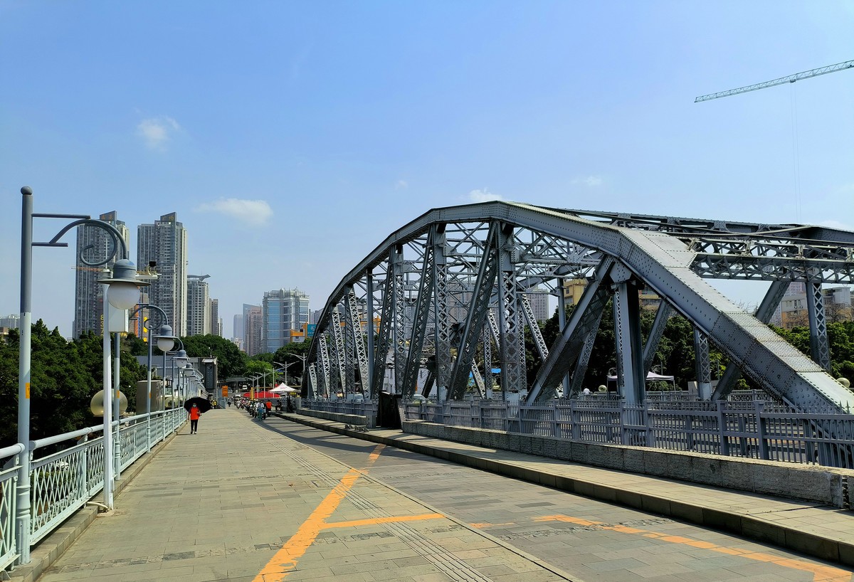 羊城海珠桥两边。