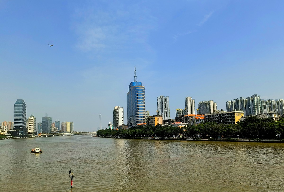 羊城海珠桥两边。