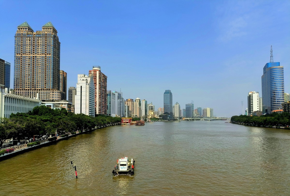 羊城海珠桥两边。