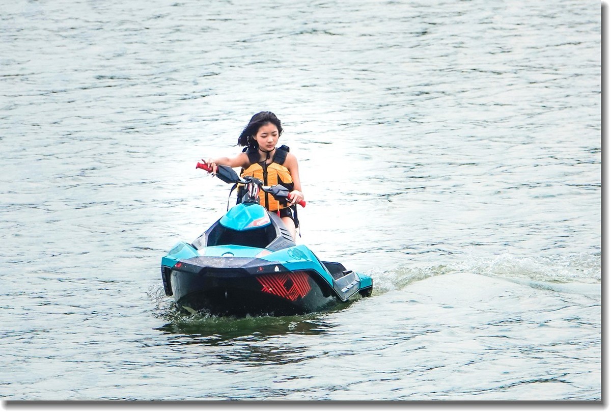 水上休闲运动--“摩托艇”
