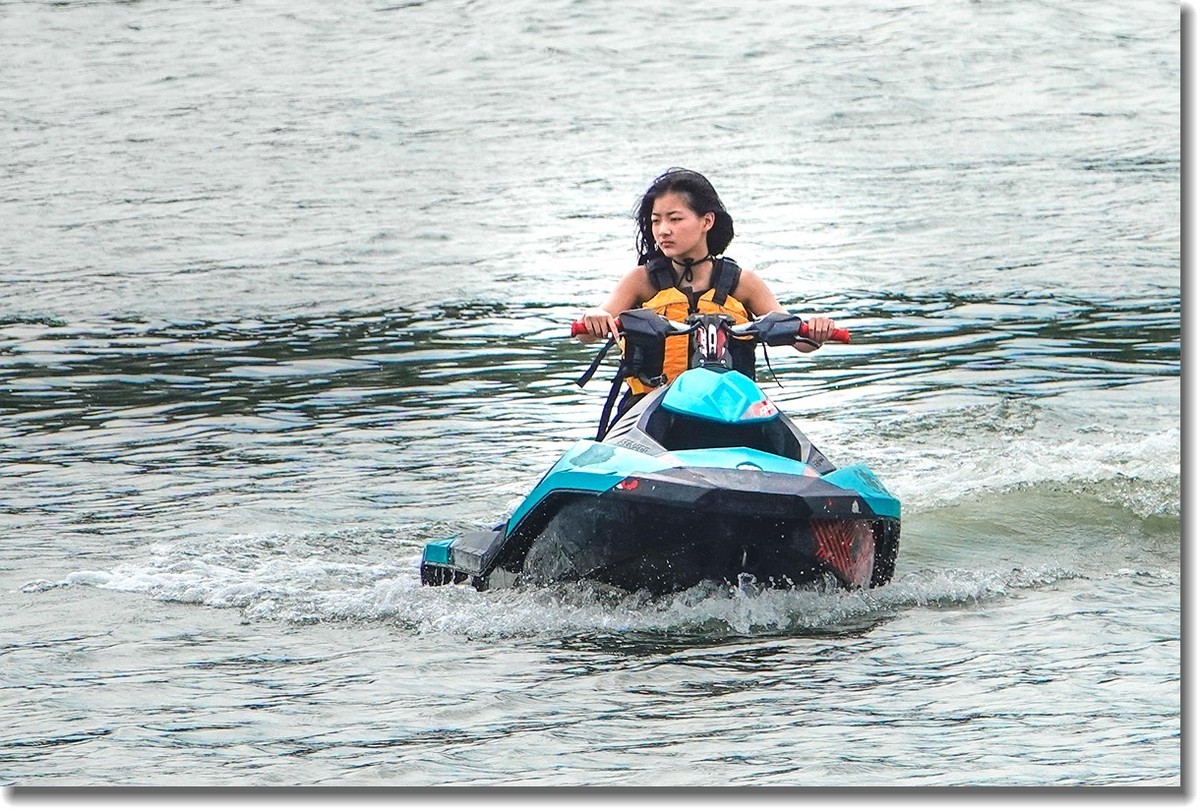 水上休闲运动--“摩托艇”