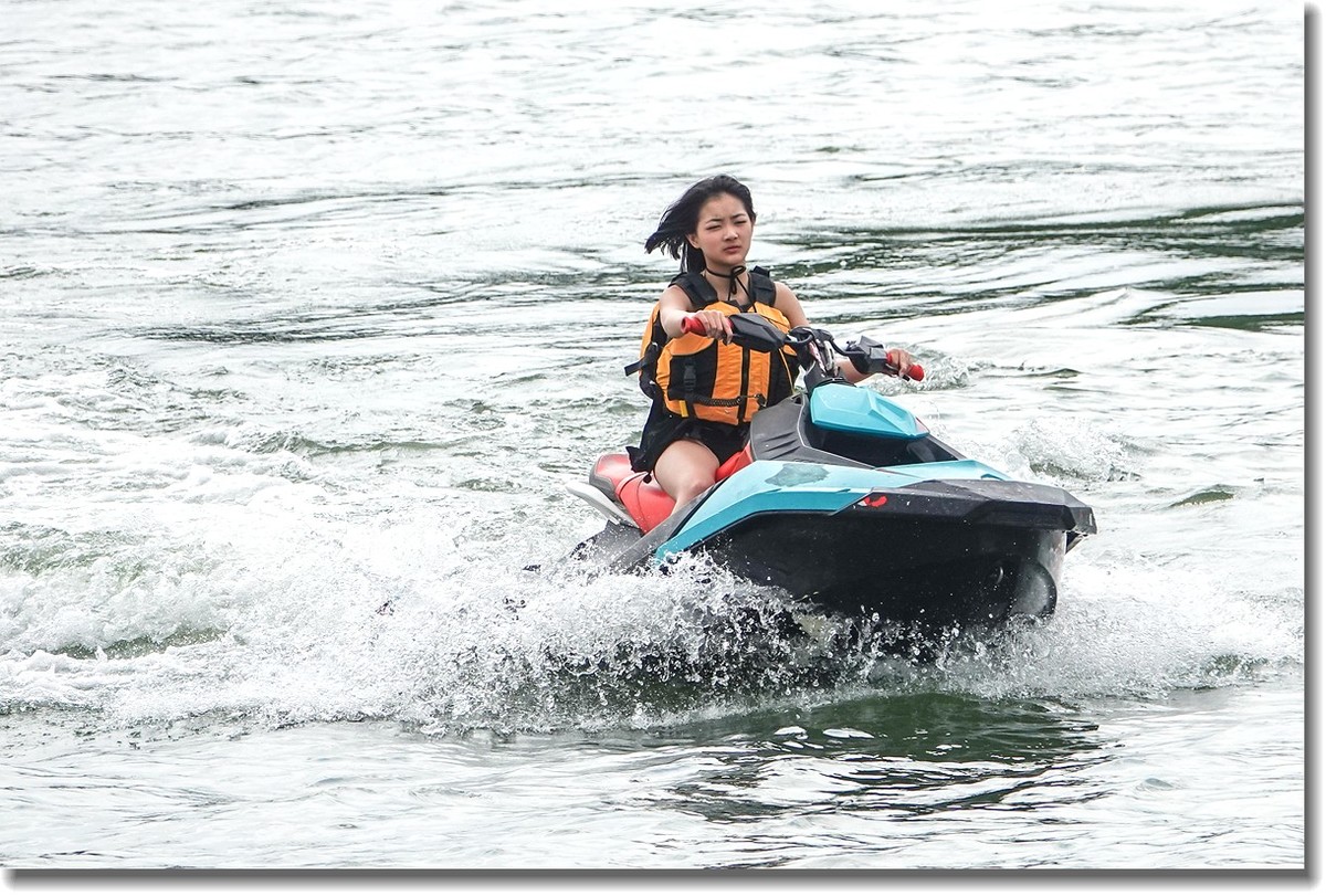 水上休闲运动--“摩托艇”