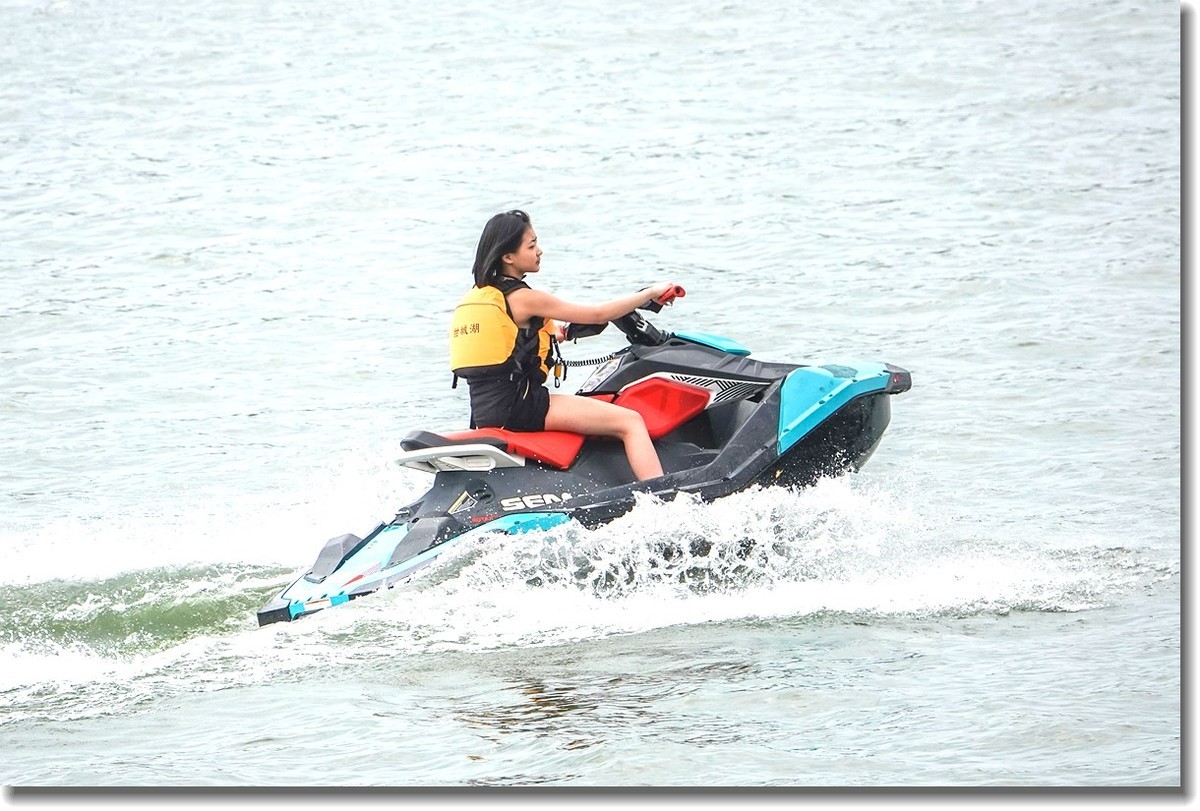水上休闲运动--“摩托艇”