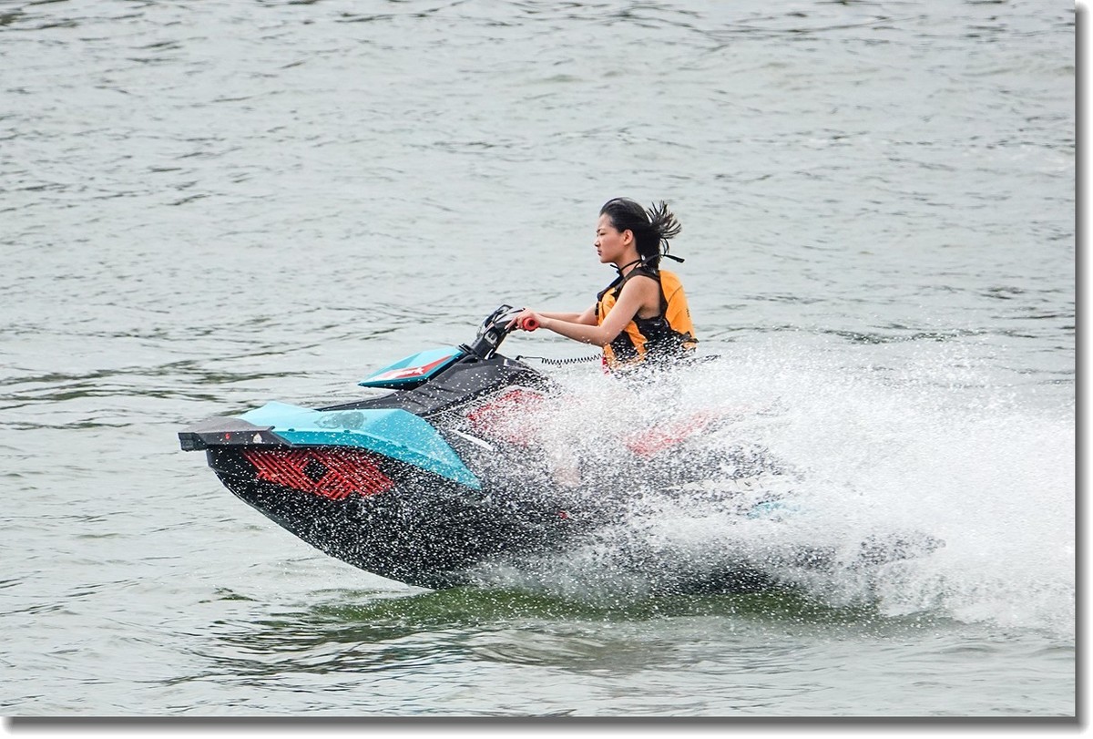 水上休闲运动--“摩托艇”