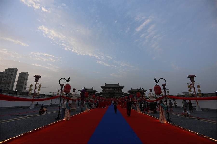 洛阳汉服婚礼与九州池演艺交相辉映