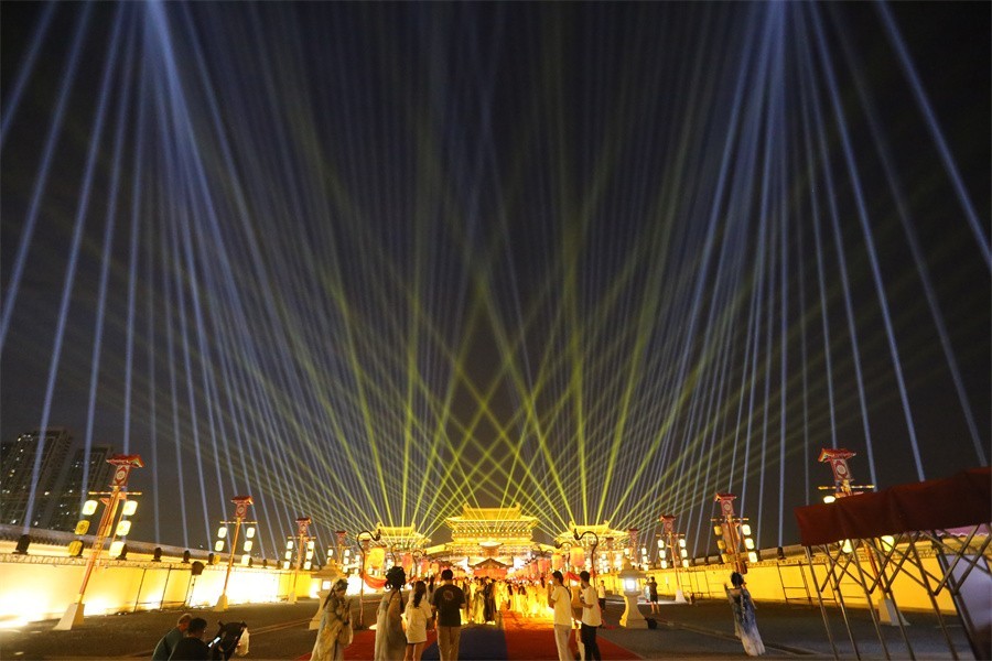 洛阳汉服婚礼与九州池演艺交相辉映