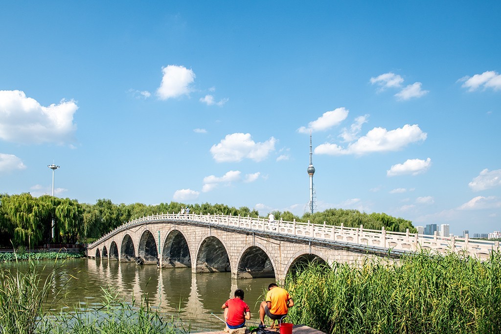 沂河岸边赏美景