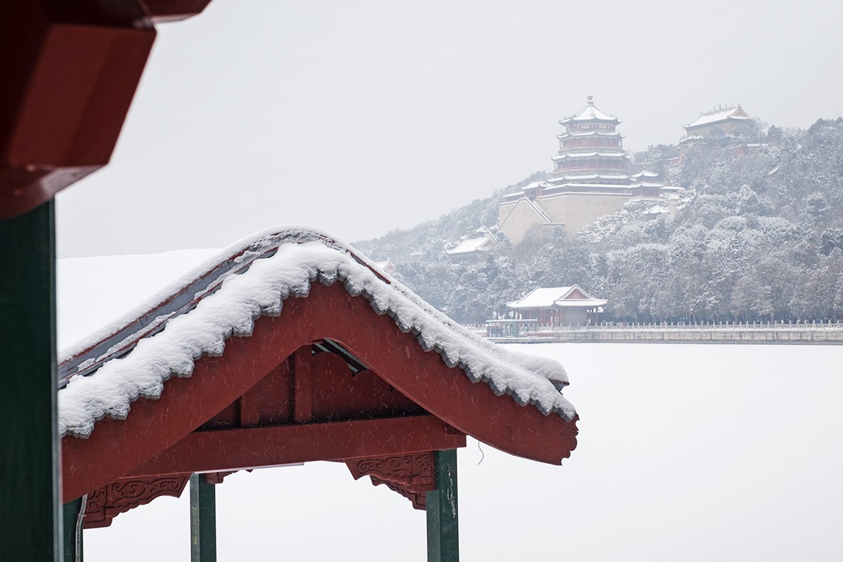 颐和园游人如织赏雪景