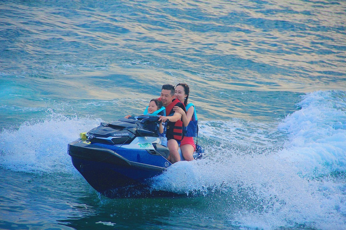 《急速抓拍快艇》《溜圈扫街风景和妹子》这天刚凉快几天又热了，不是一般的热！哈哈